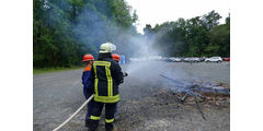 Entzünden des Johannifeuers (Foto: Karl-Franz Thiede)